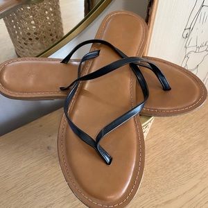 Tan/black flip flops